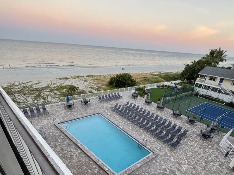 Reef Club 302 Beachfront Condo, Condo in Indian Rocks Beach, Sleeps 8